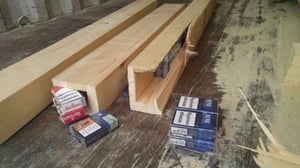 חפיסות סיגריות בתוך בולי עץ