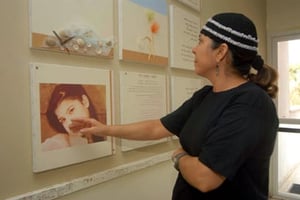 אילנה ראדה לצד תמונת בתה תאיר ז"ל