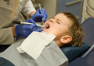טיפול רשלני של רופא השיניים. אילוסטרציה