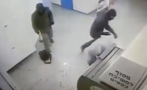 צפו: שלושה גנבים עוקרים כספומט
