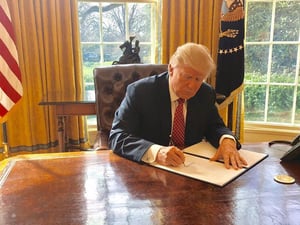 טראמפ חותם על הצו הנשיאותי החדש על הגירה ממדינות ערב