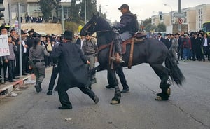 המפגינים חוסמים את הכביש