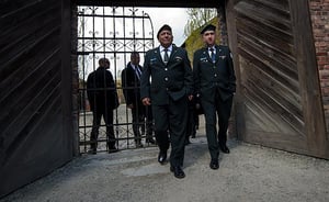 הרמטכ"ל, רב- אלוף גדי איזנקוט בכניסה למחנה ההשמדה אושוויץ