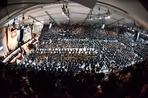 אלפים בטיש ל"ג בעומר של האדמו"ר מבעלזא • צפו