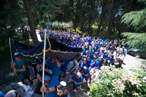 צפו: הכנסת ספר תורה ושירים חסידיים בבית הספר החילוני