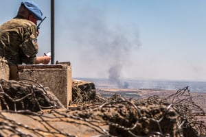 חייל או"ם צופה על עשן מיתמר בסוריה