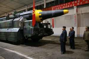 קים ג'ונג און בוחן את אחד הטילים