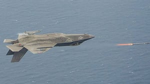 מדהים: F-35 משגר טילים - בעודו הפוך • צפו
