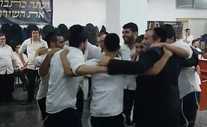 תלמידי ישיבת "שער התלמוד" חגגו את ניצחונם על זייברט • צפו