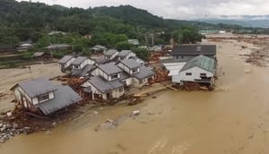 גשם ביפן: 18 נהרגו ומאות אלפים נמלטו