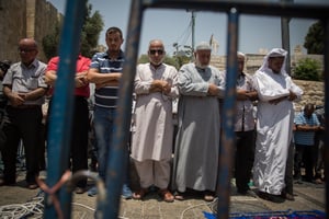 מפגינים מוסלמים מול המגנומטרים