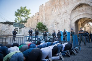 מוסלמים מתפללים בשער האריות