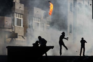 אבנים על הרכבת הקלה; בקבוקי תבערה על רכב אבטחה