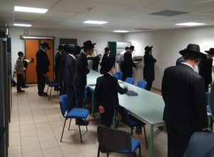 הנופשים החרדים באולם העירייה