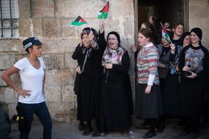 אשתו של יואליש קרויס עם דגל פלסטין