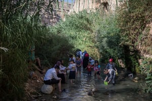 עין מבוע, בין הזמנים