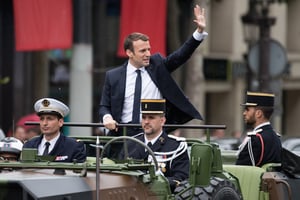 ביקורת בצרפת: 26 אלף יורו לאיפור הנשיא