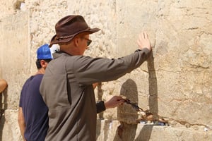 קונאן אובריאן ביקר בכותל המערבי • צפו