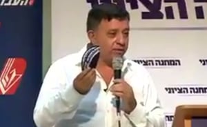 צפו: אבי גבאי גינה את החילוני שגידף חרדי - ושלף כיפה מהכיס