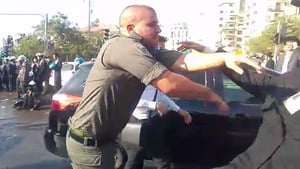 "השוטר הדוחף" מהפגנת הקנאים נחקר באזהרה במח"ש