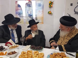 הגר"ש בעדני הגיע לביקור חג בסוכת הגר"ש עמאר