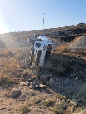 השוטרים רדפו אחרי גנבי רכב עד שהתהפכו