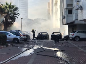 שניים נפצעו בפיצוץ רכב בחניון בניין באשדוד