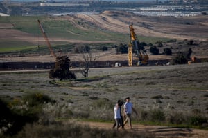 הציוד ההנדסי הכבד לבניית מכשול המנהרות בגבול עזה