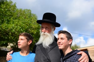 הרב גרוסמן עם תלמידים.