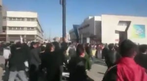 אלפי איראנים יצאו למחאה המונית וקראו "מוות לרוחאני"