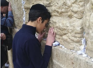אברהם אזן נושא תפילה לרפואת אביו ואחיו ברחבת הכותל