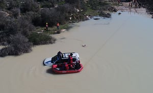 2 אנשים שקעו עם רכבם במים וחולצו עם סירה