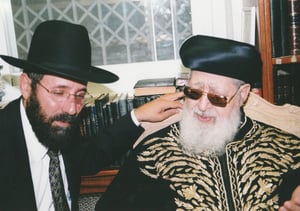 הרב בן עזרא במעונו של מרן זצ"ל לאחר הבחירות בשנת 2000