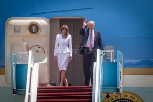 הזוג הנשיאותי בפתח המטוס בביקורם בישראל