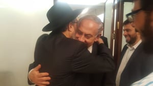 הרב דוד נחשון בחיבוק עם ראש הממשלה