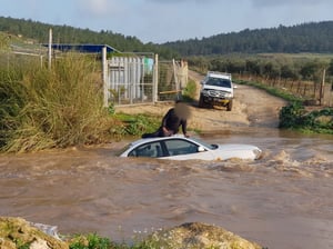 בעקבות מזג האוויר: נהג חולץ עם קייק גומי