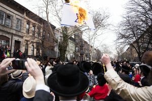 חגיגת פורים בויליאמסבורג: שריפת דגל ישראל
