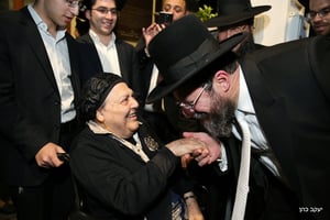 הגר"א בר שלום עם אמו הרבנית, אמש