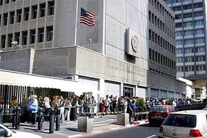 התור בכניסה לשגרירות ארה"ב, בתל אביב. אילוסטרציה