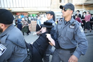 מאה שערים: ה'סמויים' חדרו, הותקפו ועצרו