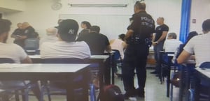 השוטרים בכיתת הבחינה