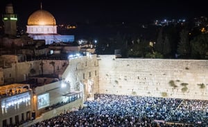 בשירה וריקוד: אלפים חוגגים בכותל המערבי