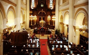מישל נואם בבית הכנסת הגדול בבריסל