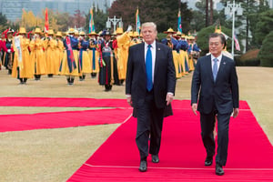 טראמפ עם הנשיא מון בביקורו בדרום קוריאה