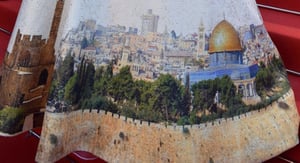 השרה מירי רגב מוכרת את 'שמלת ירושלים'