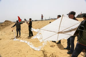 בצה"ל שוקלים להפוך את העפיפונים לנשק