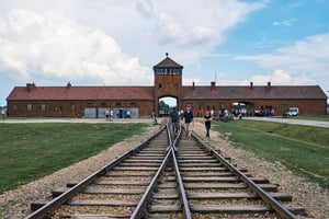 תיירים במחנה ההשמדה אושוויץ