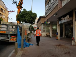 בני ברק: שני פועלים נפלו מגובה ונפצעו