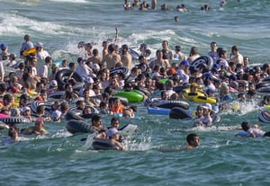 למרות התלונות, העומס בחוף החרדי נמשך