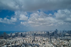 שמי תל אביב מעוננים